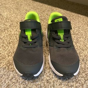 Boys Nike sneakers! EUC